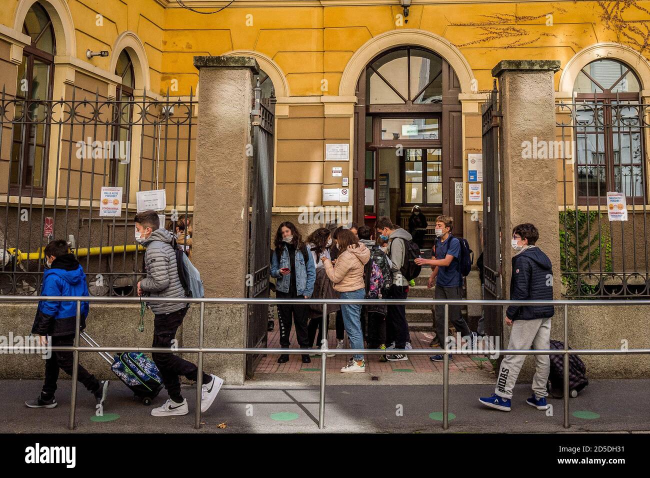 Mailand, Italien. Oktober 2020. Mailand. Studenti con mascherina escono dall Istituto Omnicomprensivo musicale statale Cuore Sassi in Via Corridori emergenza COVID19 (Carlo Cozzoli/Fotograf, MAILAND - 2020-10-13) p.s. la foto e' utilizzabile nel rispetto del contesto in cui e' stata scattata, e senza intento diffamatorio del News Stockfoto