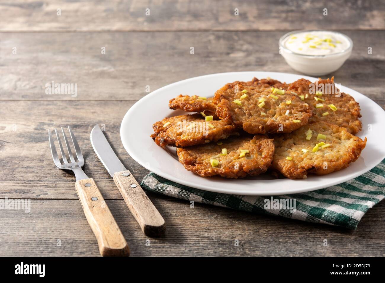 Traditionelle jüdische Latkes oder Kartoffelpfannkuchen auf Holztisch Stockfoto