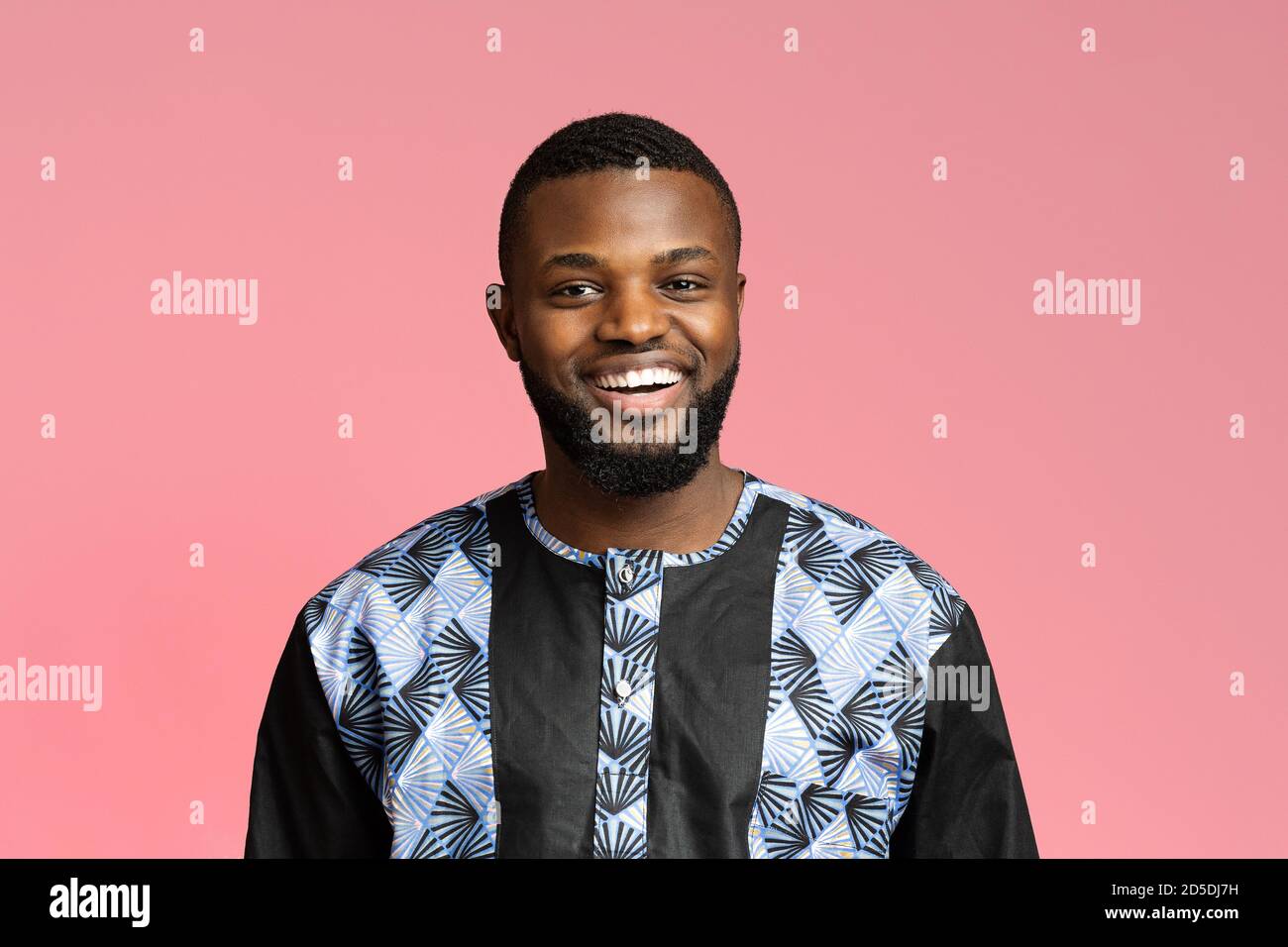 Porträt eines lächelnden schwarzen Mannes in traditioneller Tracht Stockfoto