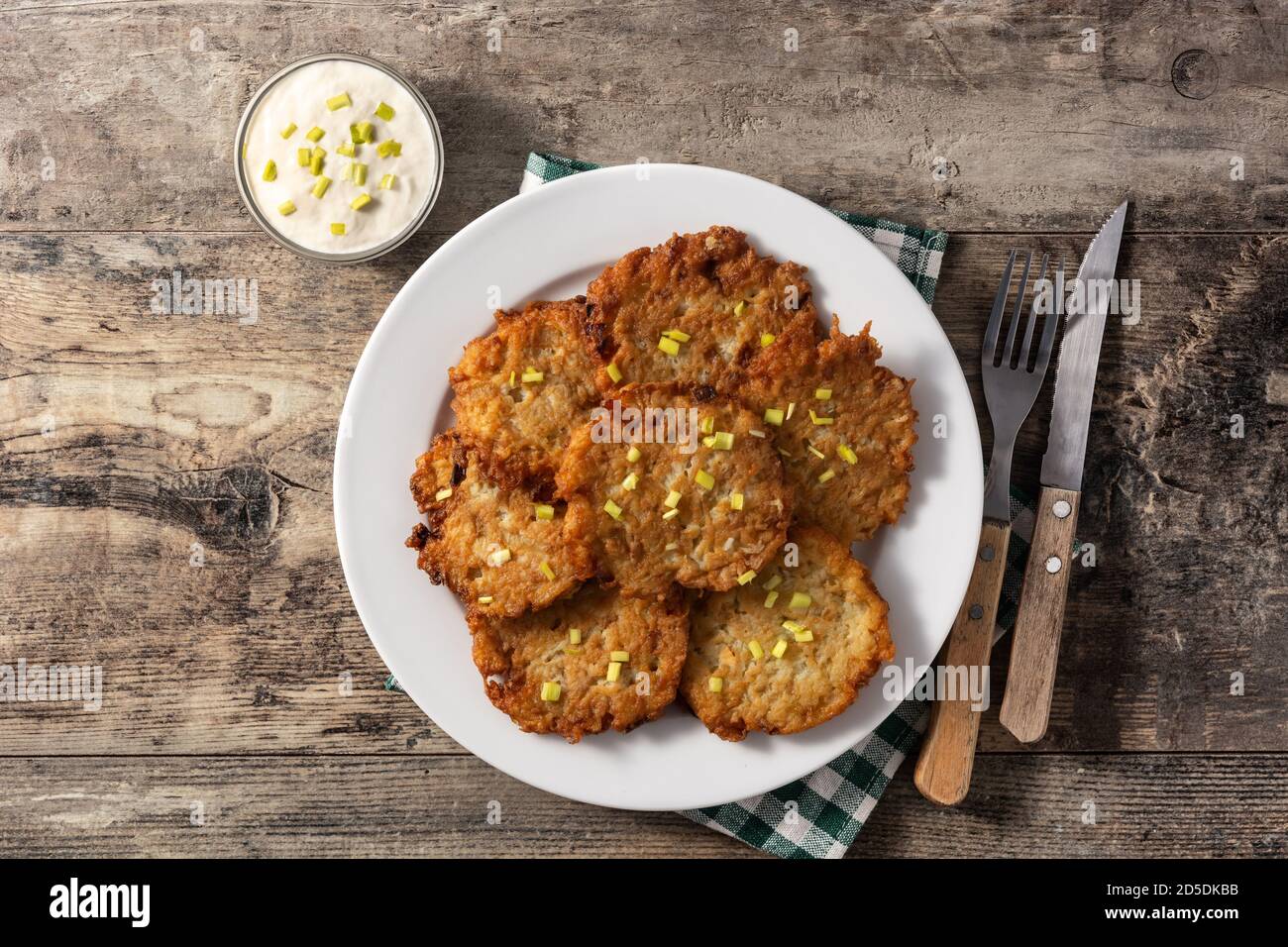 Traditionelle jüdische Latkes oder Kartoffelpfannkuchen auf Holztisch Stockfoto