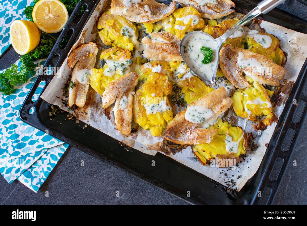 Sheet Mahlzeit mit natürlichen Ofen gebackenen Fischkartoffeln und tatar Soße Stockfoto