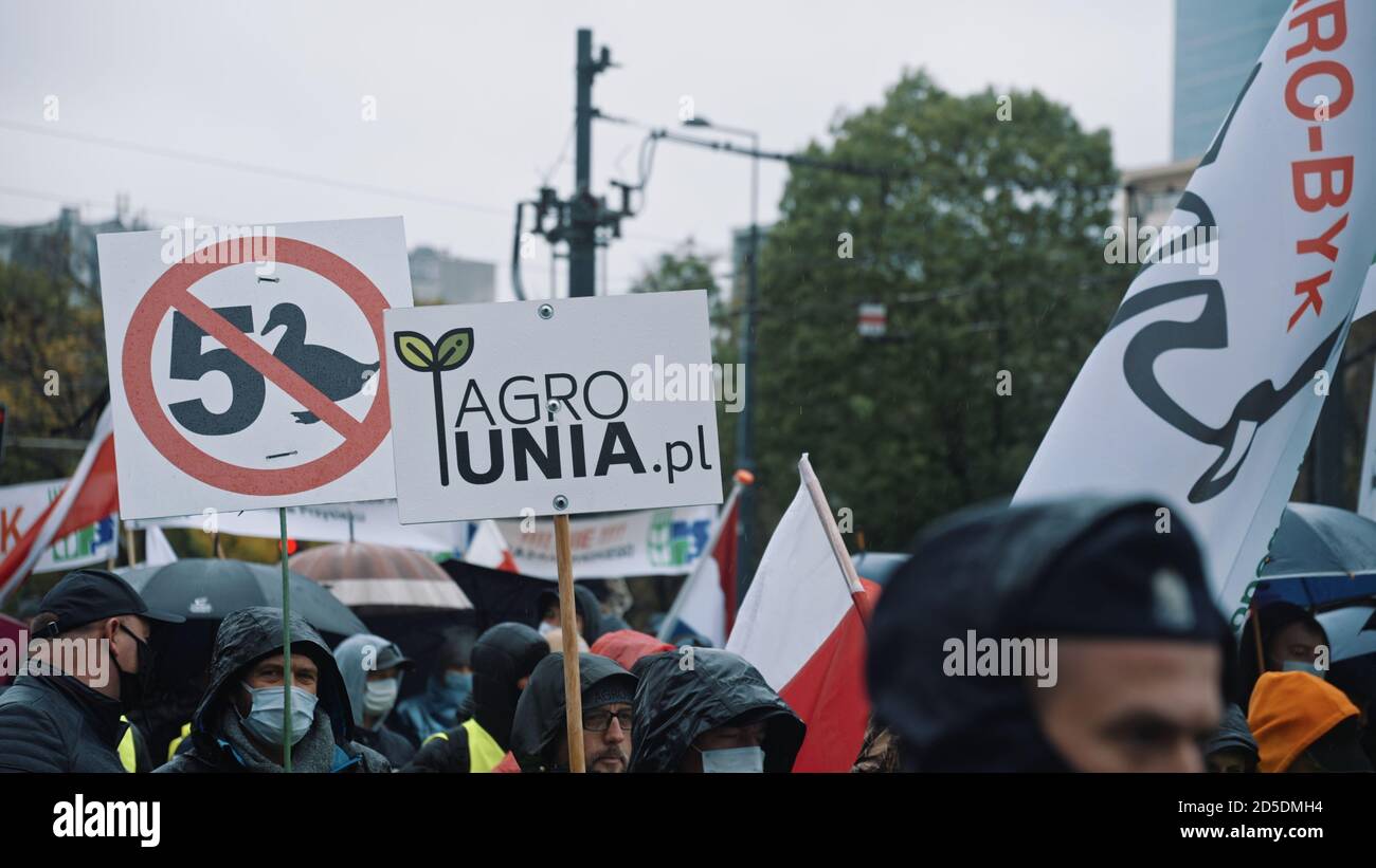 Warschau, Polen 13.10.2020 - Protest der Bauern Agro Unia und Anti Kaczynski Banner. Hochwertige Fotos Stockfoto