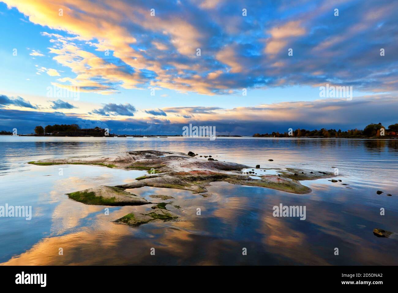 Schöne Wolken über dem Meer kurz nach Sonnenaufgang an einem schönen Morgen des 13. Oktober 2020. Helsinki, Finnland. Stockfoto