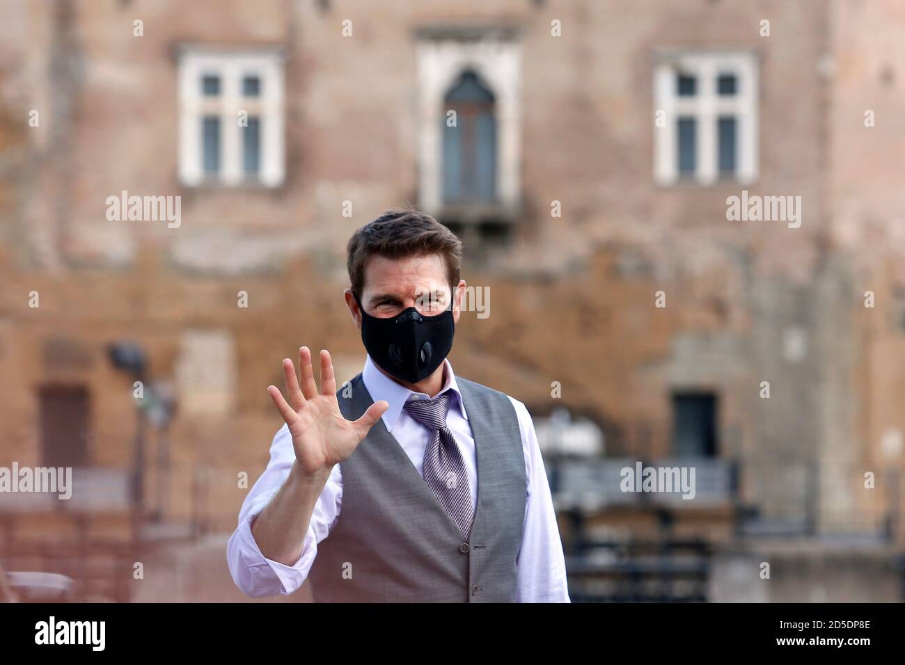 Rom, Italien. Oktober 2020. Schauspieler Tom Cruise mit Gesichtsmaske winkt seinen Fans am Set des Films Mission Impossible 7 im Imperial Fora in Rom zu. Rom (Italien), 12. Oktober 2020 Foto Samantha Zucchi Insidefoto Kredit: Insidefoto srl/Alamy Live News Stockfoto