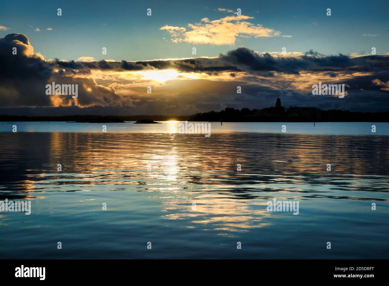 Spektakuläre Sonnenaufgangsfarben an einem ruhigen Oktobermorgen, Helsinki, Finnland. Stockfoto