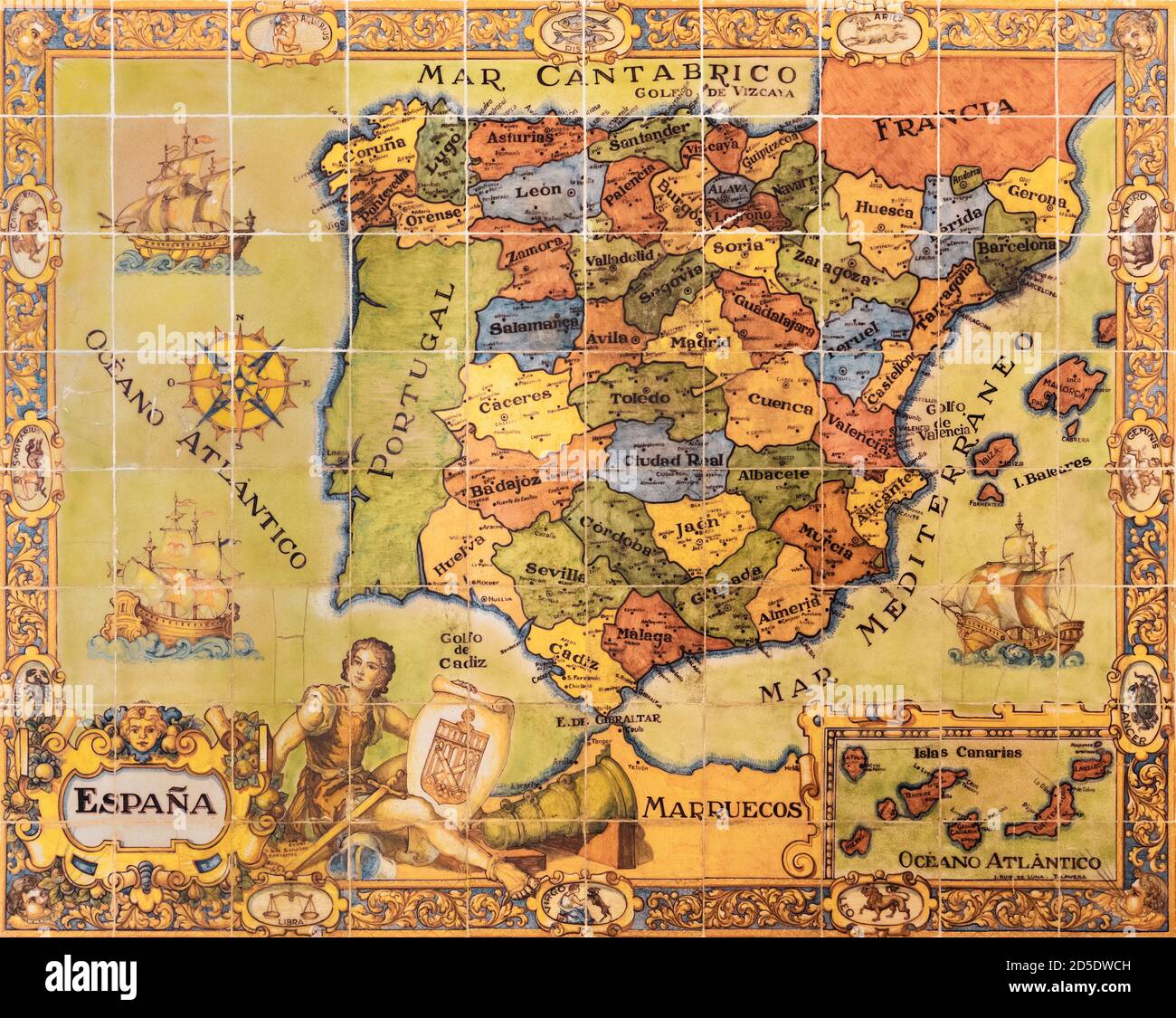 Keramikfliesenkarte von Spanien mit Provinzen, Ozeanen und Nachbarländern. Sie ist am Ticket- und Informationsbüro des Alcazar ausgestellt Stockfoto