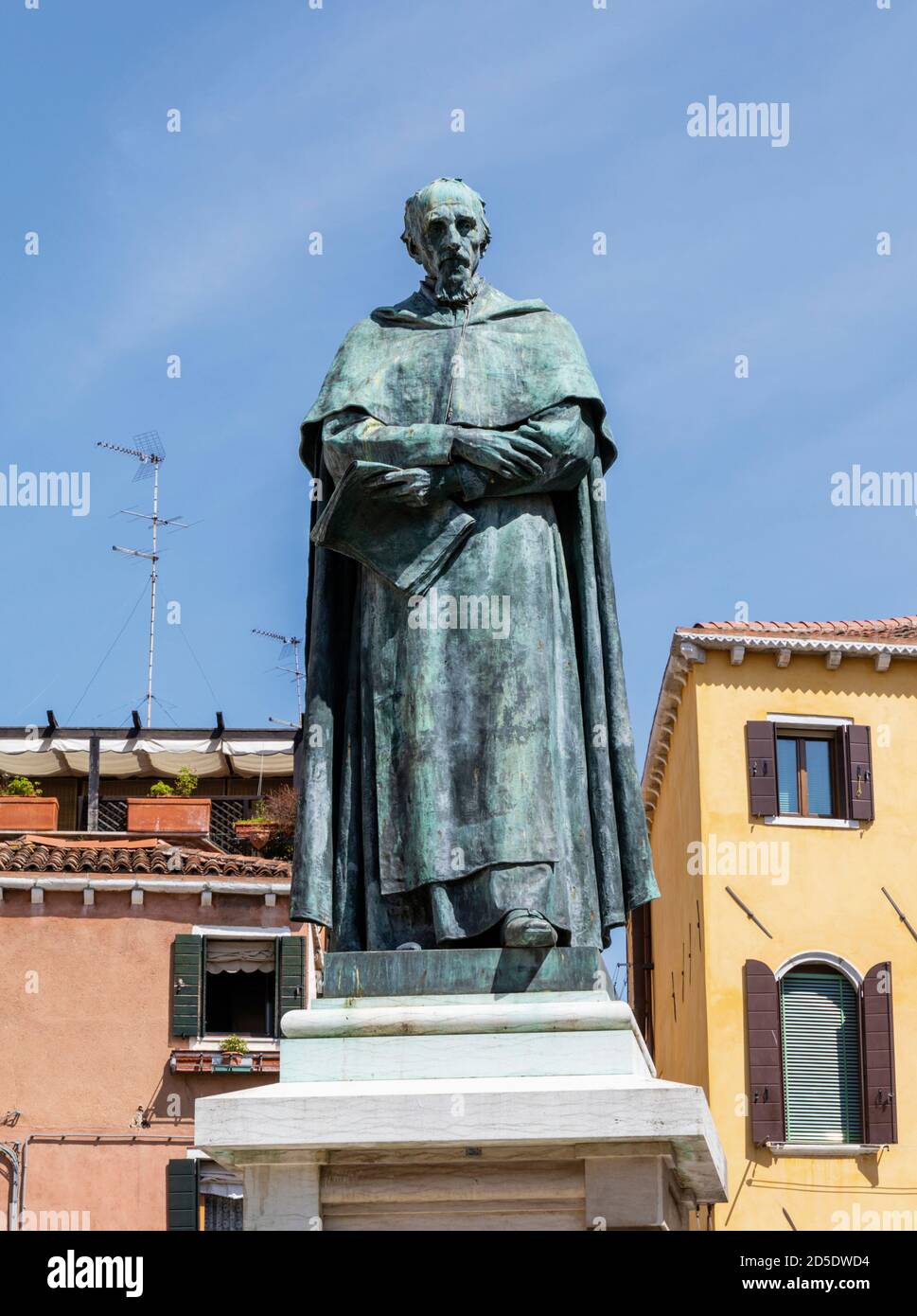 Denkmal für Fra Paolo Sarpi in Campo Santa Fosca, Venedig. Paolo Sarpi, 1552 - 1623, war Theologe, Historiker und Gelehrter. Die Statue ist das Werk Stockfoto