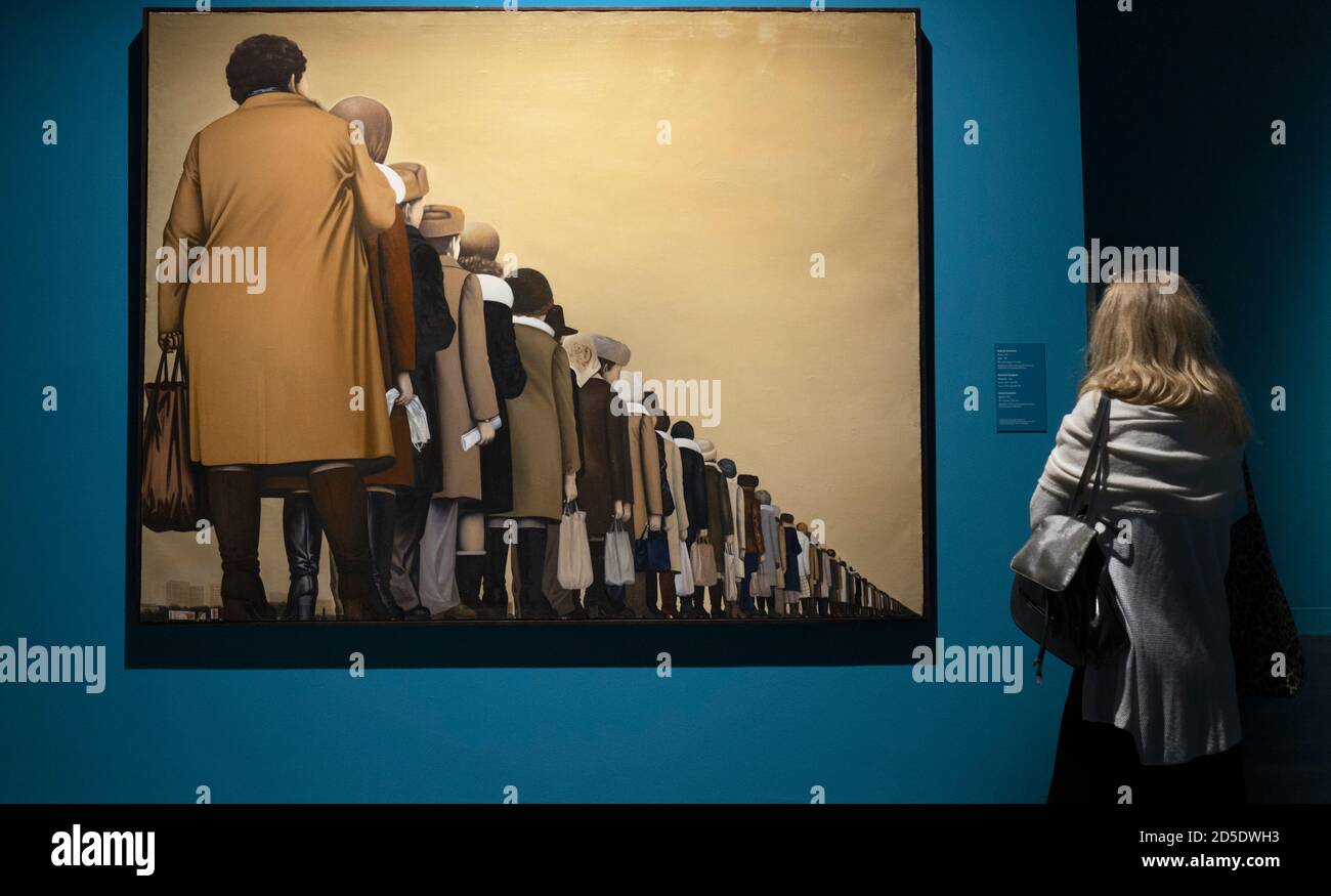 Queue, ein Werk des russischen Künstlers Aleksei Sundukov (geb. 1952) aus dem Jahr 1986. Ausgestellt in der Zweigstelle des Russischen Staatsmuseums in Malaga, Provinz Malaga, Costa de Stockfoto