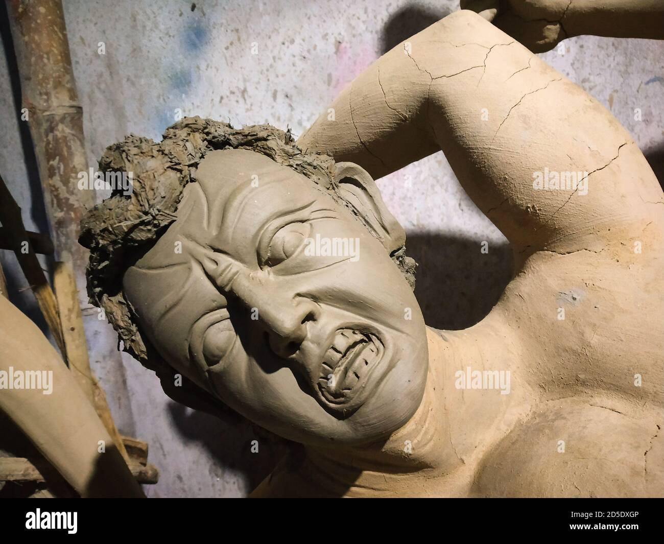 Ton Idol Herstellung in indien für Festival. Unvollendete Ton gott Idol für durga puja. Ton Skulptur für indien Festival oder fastival von indien. Stockfoto
