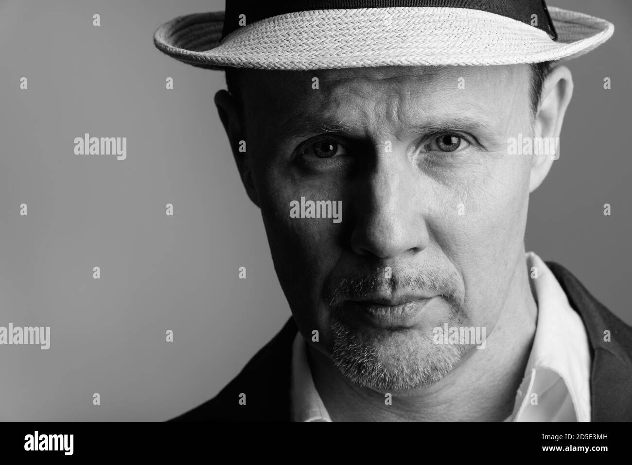 In der Nähe von Reifen Geschäftsmann tragen hat im Innenbereich Stockfoto