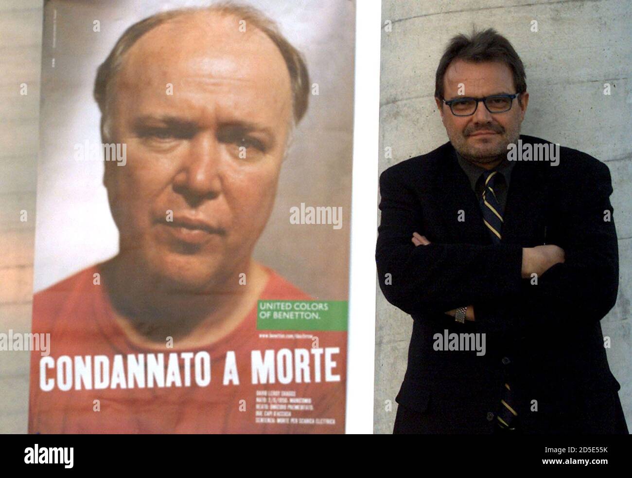 Italienischer Fotograf und Benetton kreativ-Guru Oliviero Toscani in  Ponzano Veneto neben einem Benetton-Werbung mit dem Bild des  Todeskandidaten Amerikaner David Leroy Skaggs 26.Januar darstellt. Toscani,  der Mann hinter dem Bekleidungsgruppe ...