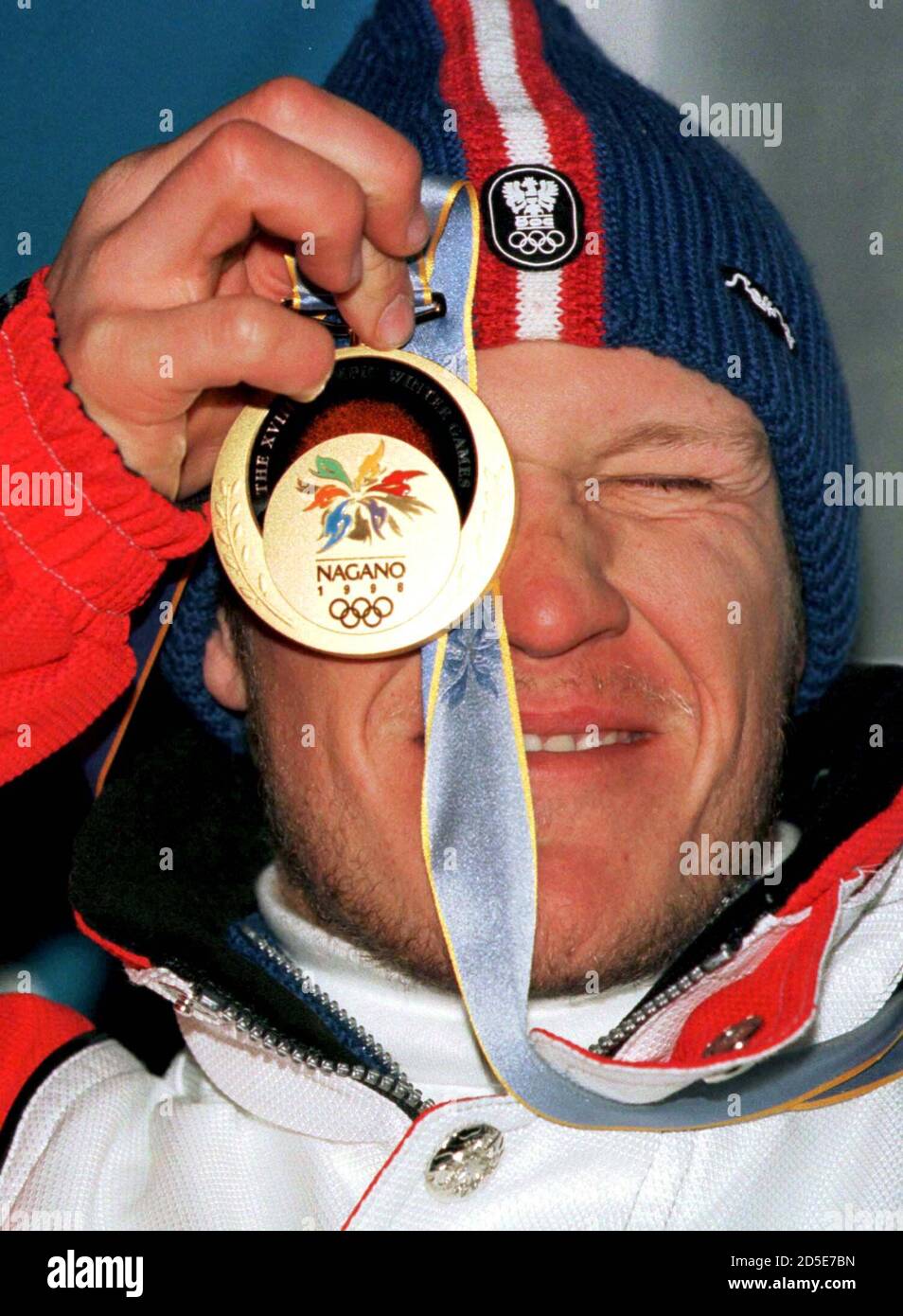 Hermann Maier Aus Osterreich Halt Die Goldmedaille Die Er Nach Der Siegerehrung Im Februar 16 Beim Ski Alpin Olympic Super G Gewonnen Hat Der Schweizer Didier Cuche Und Der Osterreicher Hans Krauss Teilten