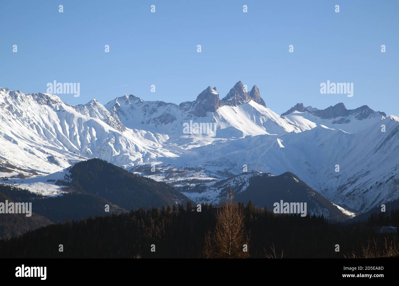 Aiguilles d'Arves in einem schönen blauen Himmel Wintertag. Maurienne Savoie Frankreich Stockfoto