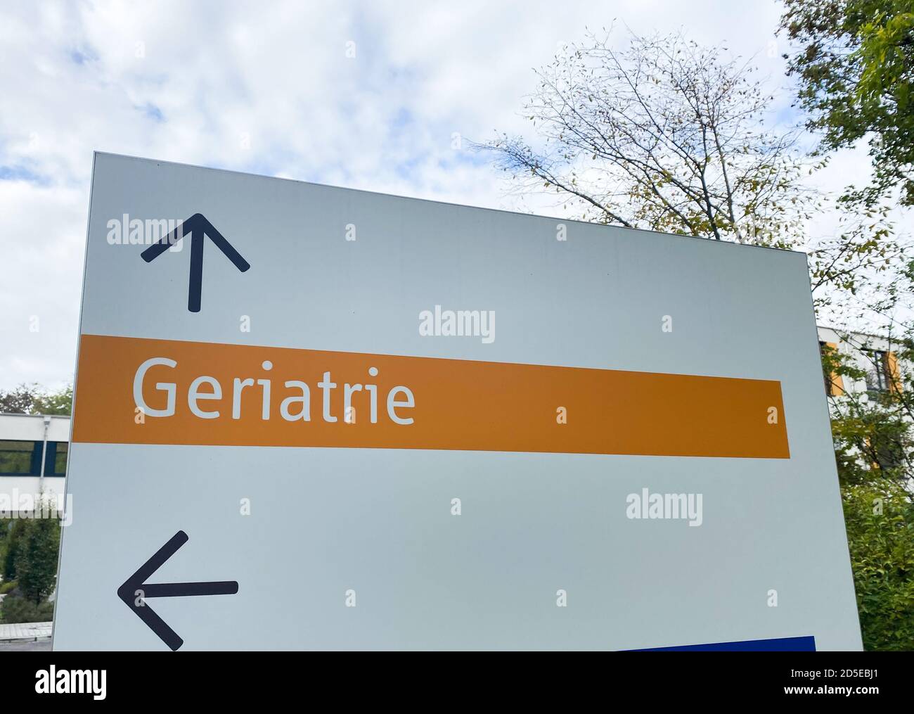 Blick auf Richtungsschild am deutschen Krankenhaus mit Wort geriatrie (englische Übersetzung: geriatrie, Schwerpunkt Schriftzug) Stockfoto