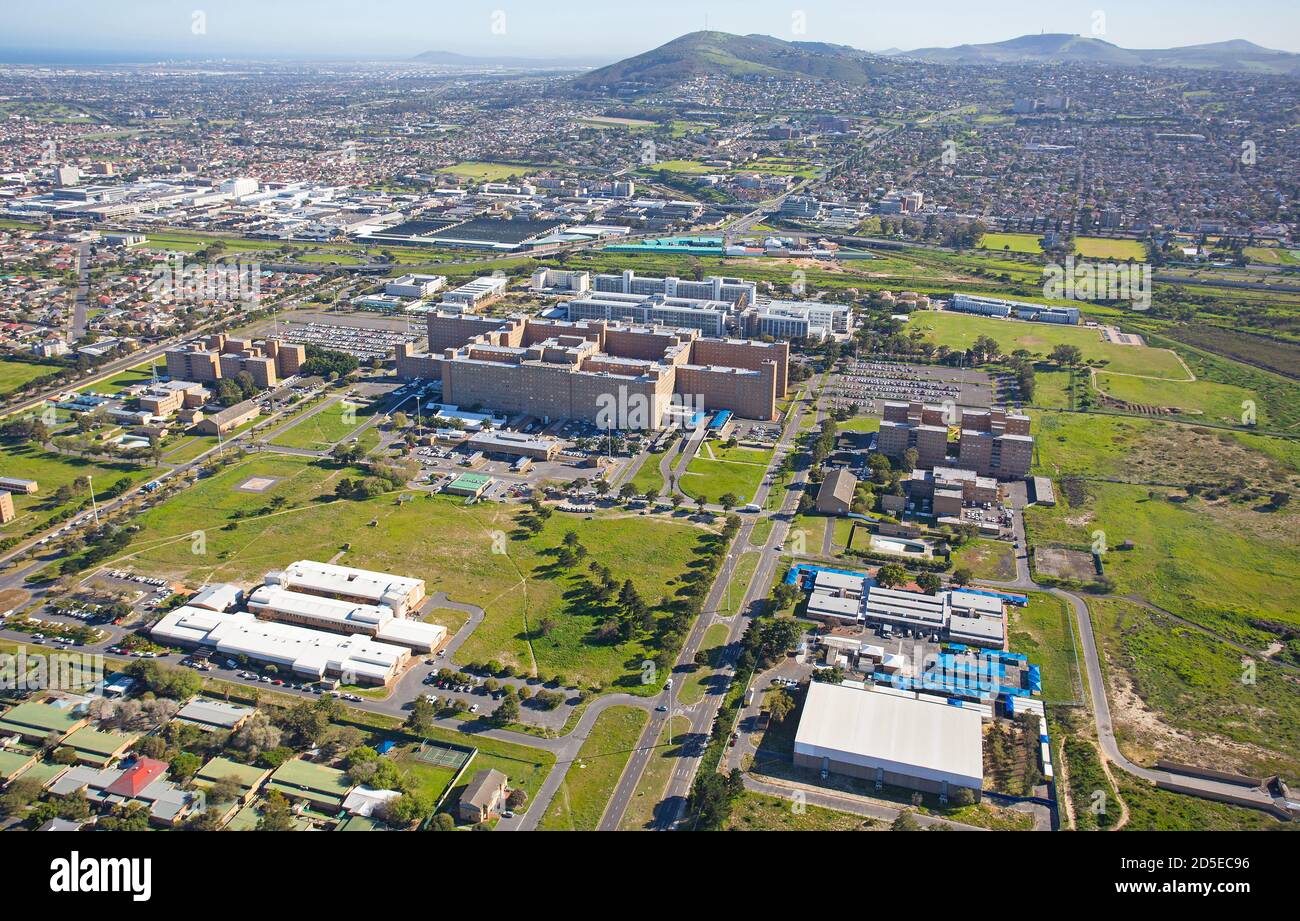 Kapstadt, Westkap / Südafrika - 08/26/2020: Luftaufnahme des Tygerberg Hospital und Stellenbosch Medical Campus Stockfoto