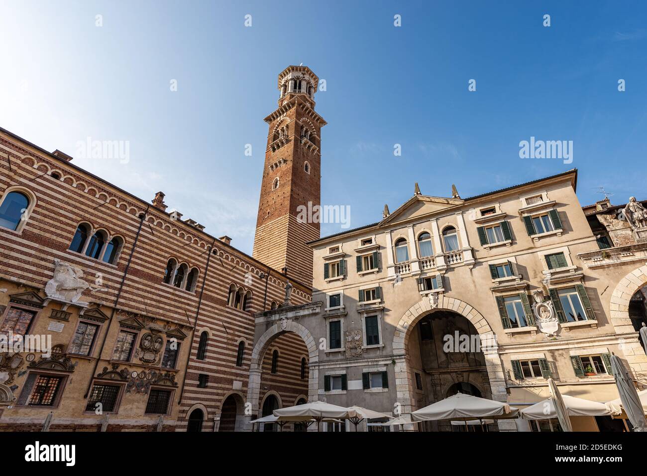 Verona, Piazza dei Signori auch bekannt als Piazza Dante, Platz im historischen Zentrum der Stadt. In der Mitte der Lamberti Turm, Torre dei Lamberti. Stockfoto