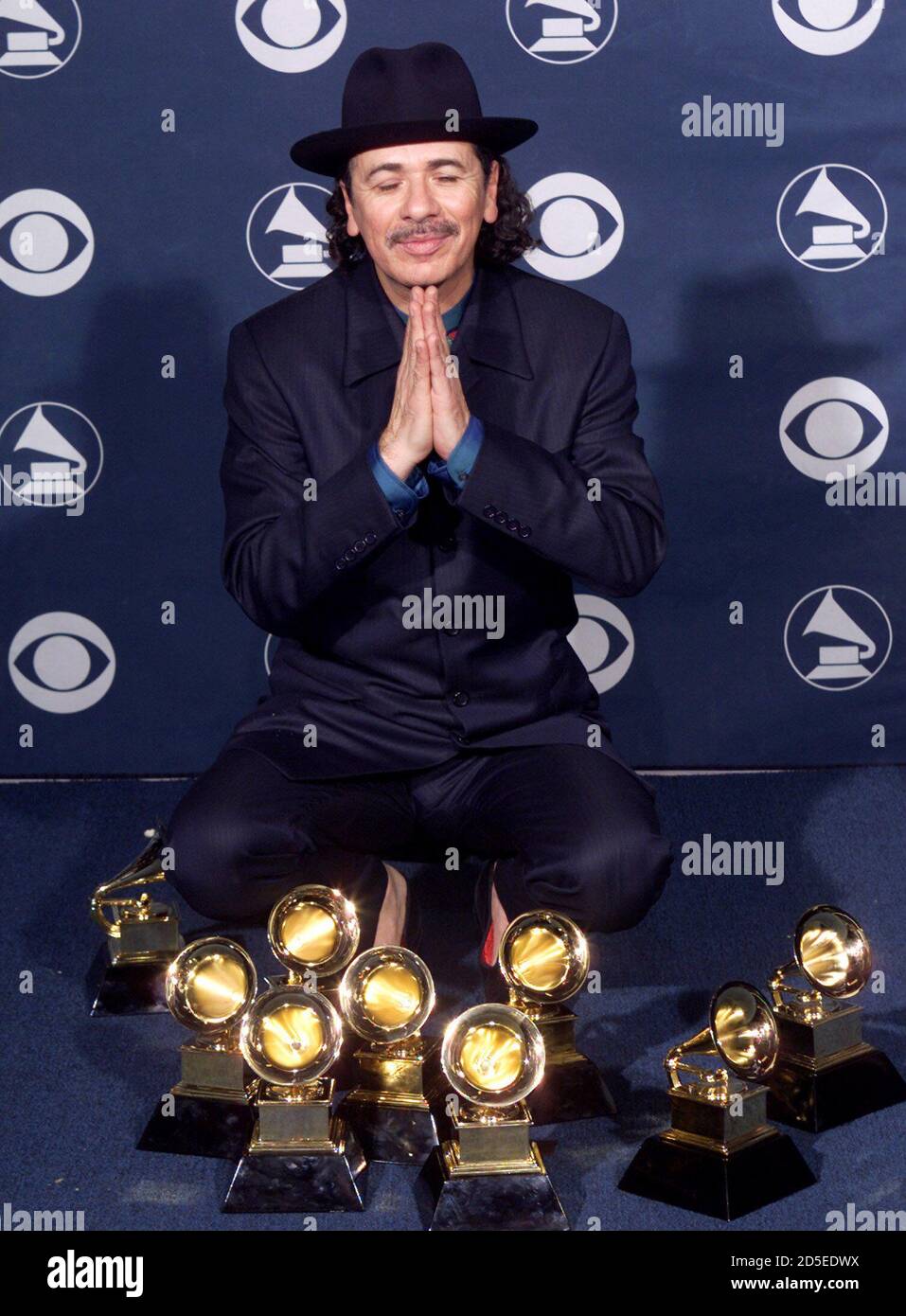 Sänger Carlos Santana posiert mit seinen acht Grammy Awards, die er im  Februar 23 bei den 42. Grammy Awards in Los Angeles gewann. Santana gewann  acht Grammy Awards, darunter Record of the