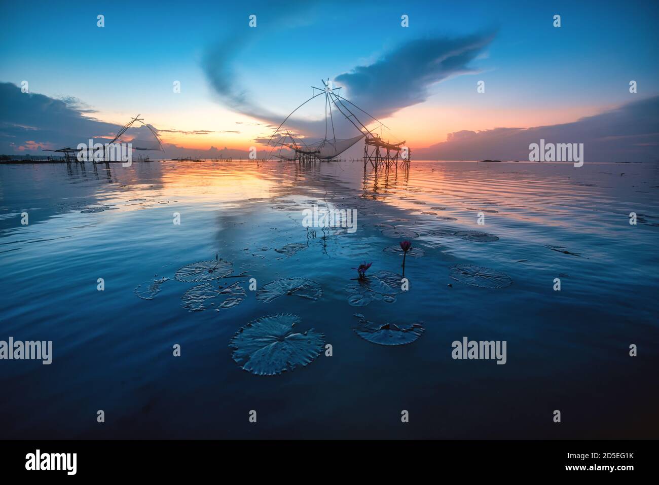 Traditionelle quadratische Netzgeräte bei Sonnenaufgang in Pakpra Canal, Phatthalung, Thailand Stockfoto