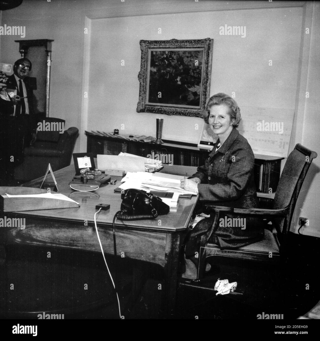 Margaret Thatcher MP, Staatssekretärin für Bildung und Wissenschaft an ihrem Schreibtisch im Ministerium im Jahr 1970, im Kabinett, wenn die konservative Regierung unter Edward Heath. Frau Thatcher wurde als erste britische Premierministerin gewählt, von den Russen als Eiserne Dame bezeichnet und ihre Politik wurde als Thatcherismus bekannt. Stockfoto