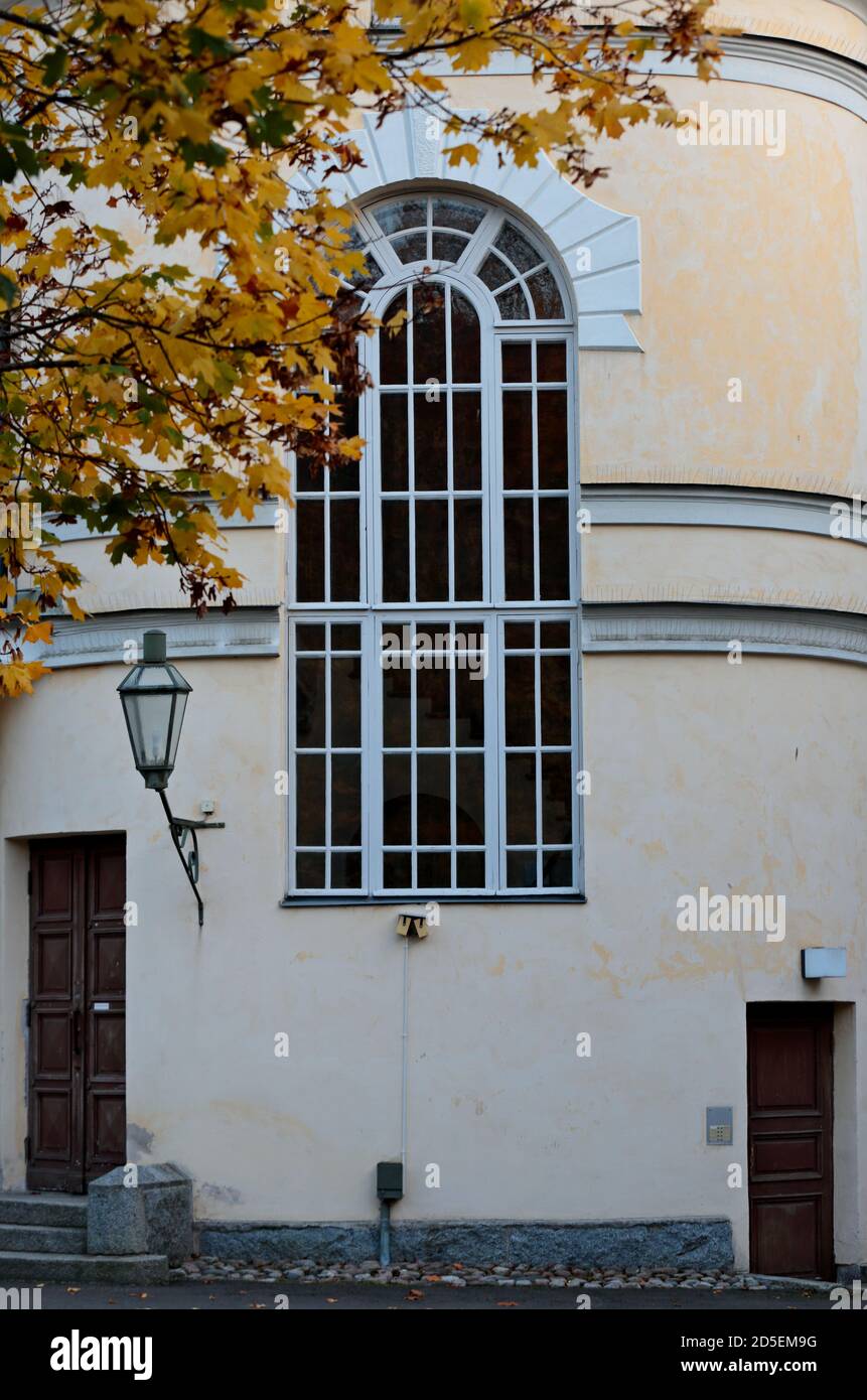 Eine Laterne und ein hohes Fenster und zwei Türen von Ein altes Haus Stockfoto