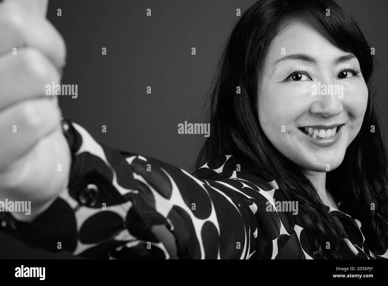 Porträt von glücklich reifen schönen asiatischen Geschäftsfrau Stockfoto