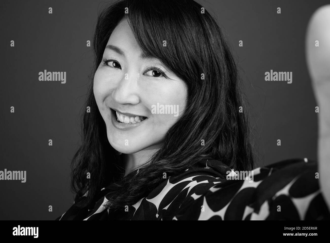 Porträt von glücklich reifen schönen asiatischen Geschäftsfrau Stockfoto