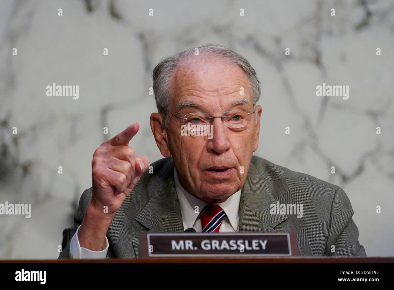 Washington, DC, USA. Oktober 2020. Der US-Senator Chuck Grassley (Republikaner von Iowa) spricht am Dienstag, den 13. Oktober 2020, während einer Bestätigungsverhandlung des Justizausschusses des Senats in Washington, DC, USA. Die Demokraten bekommen ihren ersten Riss bei der Befragung von Amy Coney Barrett heute während ihrer Bestätigungsverhandlung am Obersten Gerichtshof der USA, wo sie planen, sich darauf zu konzentrieren, wie sie das Gericht in eine konservativere Richtung bewegen könnte, in Fragen wie Gesundheitsversorgung und Abtreibung. Quelle: Stefani Reynolds/Pool via CNP Quelle: dpa/Alamy Live News Stockfoto