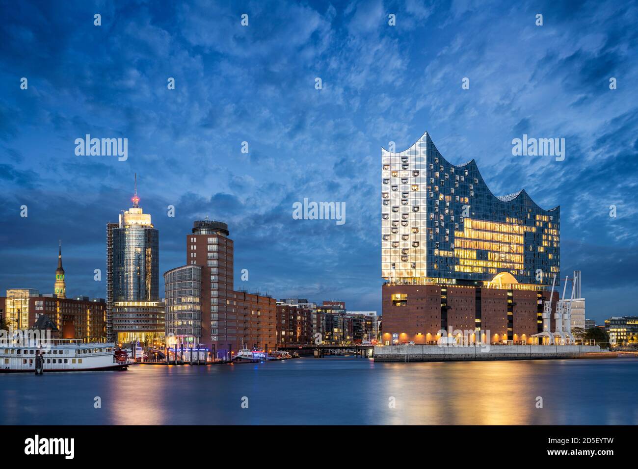 Nächtliche Skyline von Hamburg, Deutschland mit Elbphilharmonie Stockfoto