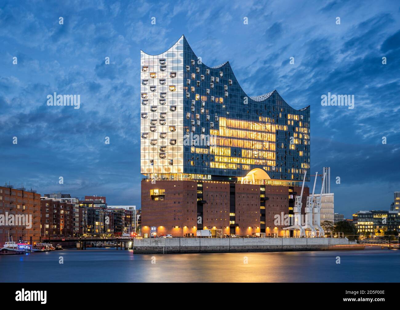 Nächtliche Skyline von Hamburg, Deutschland mit Elbphilharmonie Stockfoto