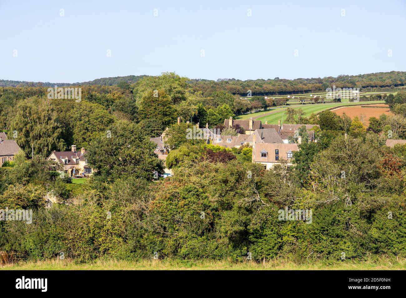 Das Cotswold-Dorf Ford, Gloucestershire, Großbritannien - in einer Gegend, die für ihre Rennställe berühmt ist und Heimat von Jonjo O’Neill’s Jackdaws Castle ist Stockfoto