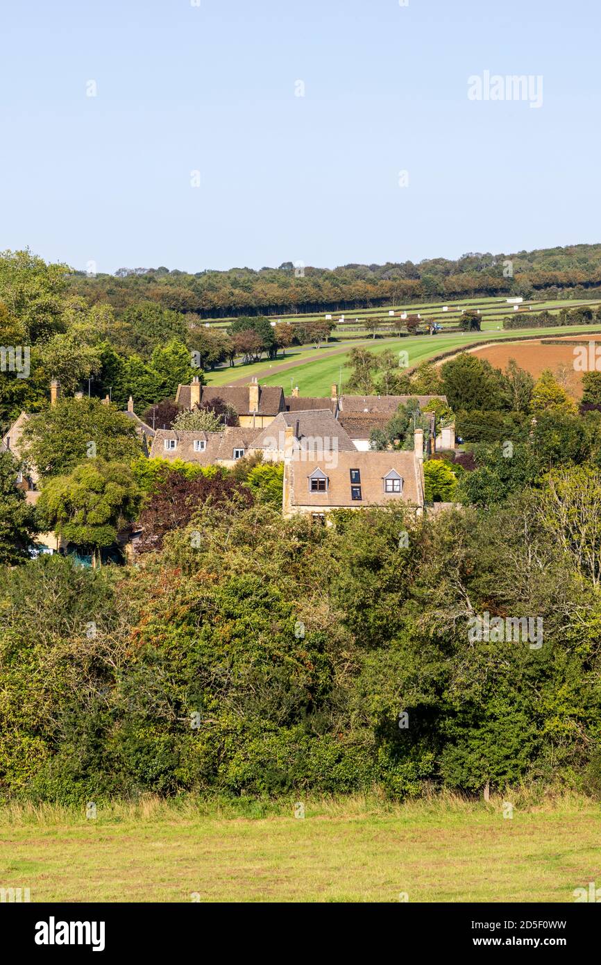 Das Cotswold-Dorf Ford, Gloucestershire, Großbritannien - in einer Gegend, die für ihre Rennställe berühmt ist und Heimat von Jonjo O’Neill’s Jackdaws Castle ist Stockfoto