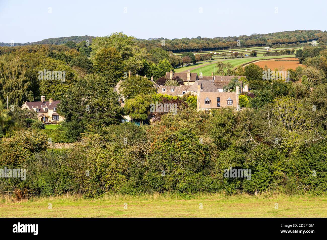 Das Cotswold-Dorf Ford, Gloucestershire, Großbritannien - in einer Gegend, die für ihre Rennställe berühmt ist und Heimat von Jonjo O’Neill’s Jackdaws Castle ist Stockfoto