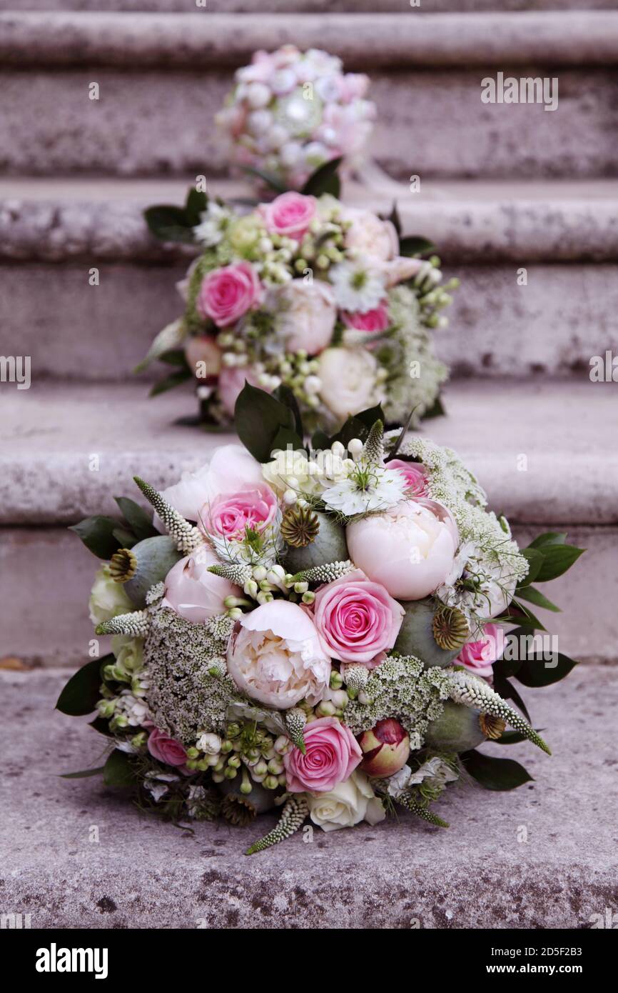 Pastellfarbene Blumensträuße mit rosa Rosen, weißer Rose und Gypsophila Stockfoto