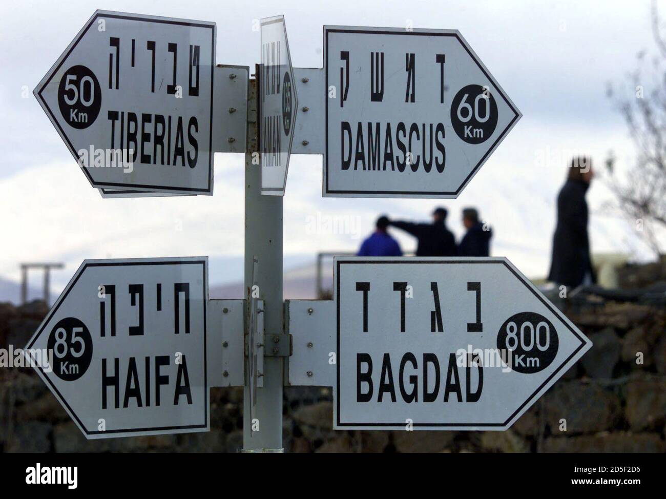 Ein Schild weist darauf hin die kurze 60 Kilometer Entfernung zwischen Golan-Höhen und Damaskus Touristen den Bereich oben auf dem Aussichtspunkt Bental 15 Dezember aus anzeigen. Die Gegend war zuvor ein Beobachtungsposten der israelischen Armee, und es dauerte zehn Jahre für die lokalen Kibbuz, Convinve der Armee zu Relinquich es für touristische Zwecke. [Der israelische Ministerpräsident Ehud Barak und syrischen Außenminister Farouq al-Shara beginnen ihre historische Treffen heute in Washington, um die Rahmenbedingungen für einen umfassenden Frieden zwischen den beiden Staaten zu schaffen.]  ??» Stockfoto