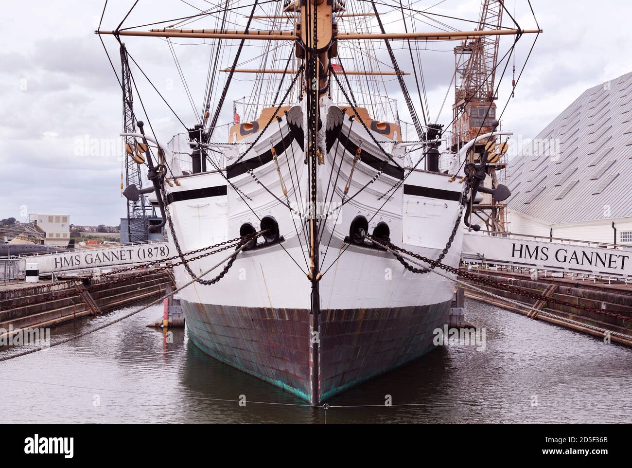 Weißes Prow von HMS Gannet Schiff, das ein Royal Navy Doterel-Klasse Schraube sloop-of-war startete im Jahr 1878. Jetzt im Dock im historischen Dockyard Chatham. Stockfoto