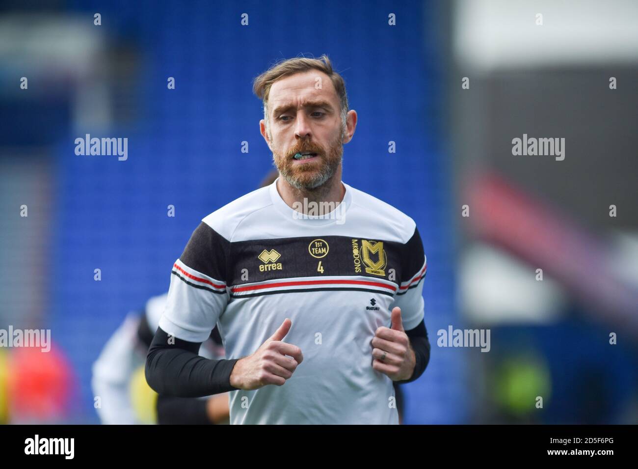 Richard Keogh von MK Dons während der League ein Spiel zwischen Portsmouth und MK Dons im Fratton Park , Portsmouth , UK - 10. Oktober 2020 nur für redaktionelle Verwendung. Keine Verkaufsförderung. Für Football-Bilder gelten Einschränkungen für FA und Premier League. Keine Nutzung des Internets/Handys ohne FAPL-Lizenz - für Details wenden Sie sich an Football Dataco Stockfoto