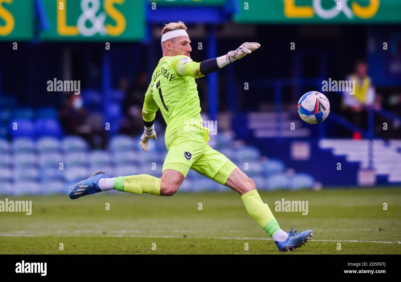 Torhüter Craig MacGillivray aus Portsmouth räumt ab, während sein Kopf während des League One-Matches zwischen Portsmouth und MK Dons im Fratton Park , Portsmouth , UK - 10. Oktober 2020 nur für redaktionelle Verwendung verwendet wird. Keine Verkaufsförderung. Für Football-Bilder gelten die Einschränkungen von FA und Premier League. Keine Nutzung des Internets/Handys ohne FAPL-Lizenz. Weitere Informationen erhalten Sie bei Football Dataco Stockfoto