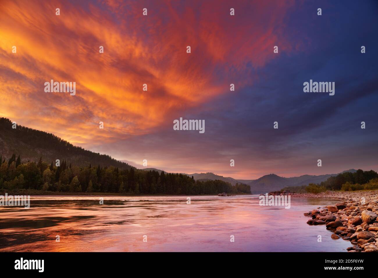 Berglandschaft mit Fluss und bunten Himmel Stockfoto
