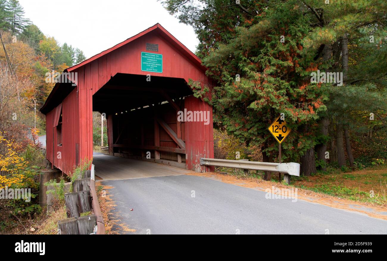 Die untere überdachte Brücke über den Cox Brook in Northfield Falls, Vermont (1872), USA Stockfoto