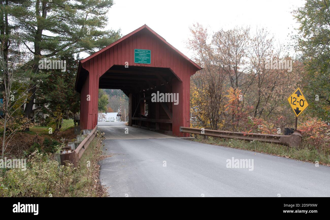 Die untere überdachte Brücke über den Cox Brook in Northfield Falls, Vermont (1872), USA Stockfoto