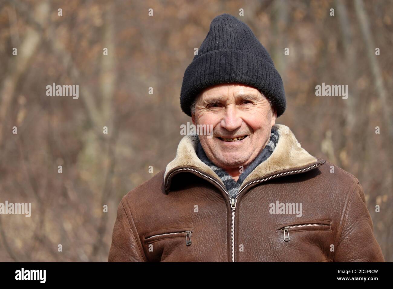 Portrait von glücklichen älteren Mann im Freien. Herbstsaison, Konzept des Alters, Leben im Dorf Stockfoto