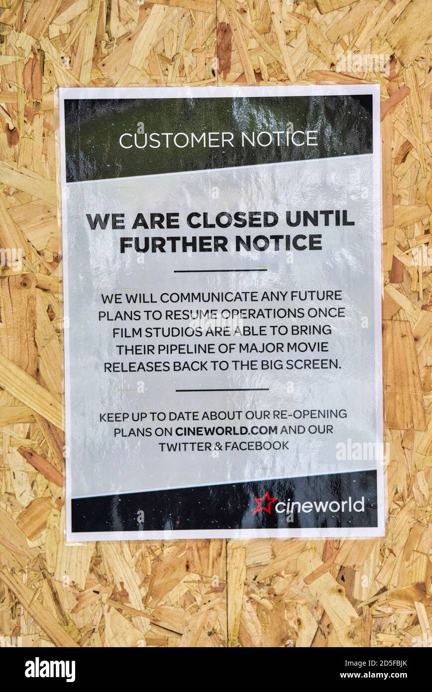 Ein Schild informiert die Besucher, dass die Cineworld Kinos bis auf weiteres geschlossen haben.die britische Kinokette Cineworld kündigte an, dass sie vorübergehend Kinos in Großbritannien und den Vereinigten Staaten schließt, da die Coronavirus-Pandemie große neue Filme verzögert. Stockfoto