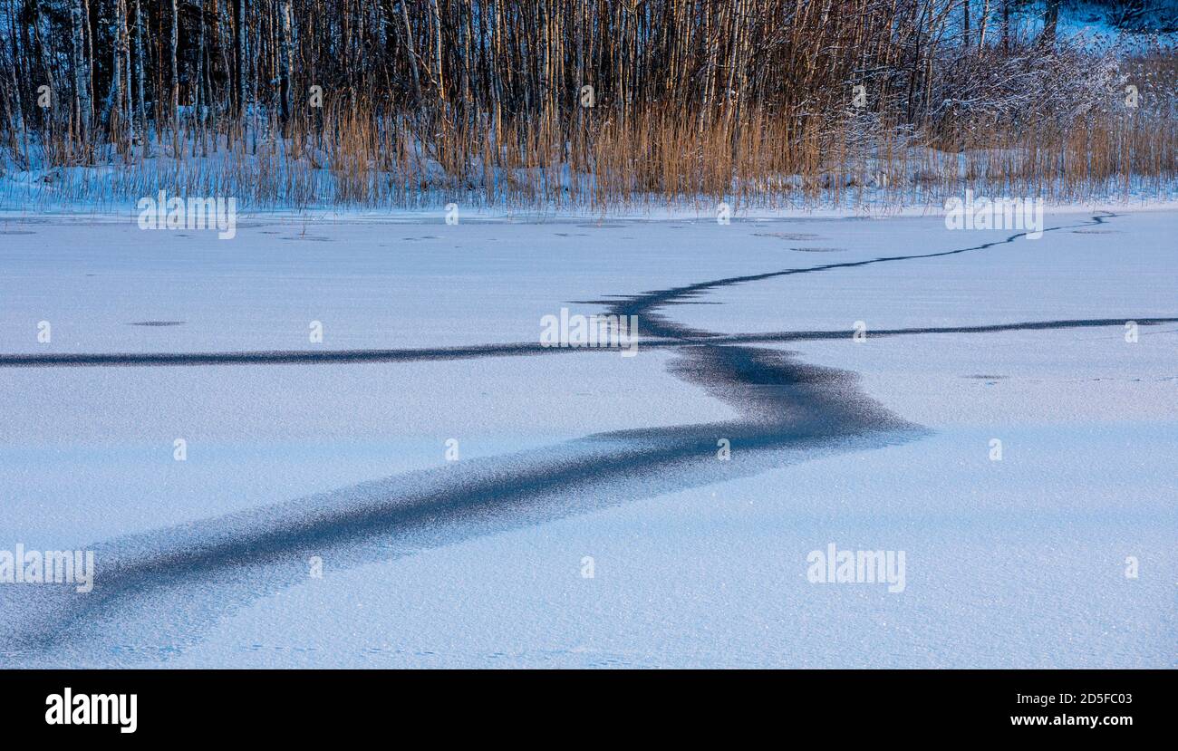 Risse bilden frisches neues Eis im Winter, Finnland Stockfoto