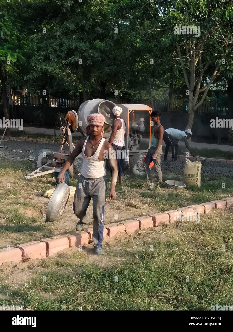 Utter pardesh , indien - Bauarbeiter arbeiten , EIN Bild von Bauarbeitern tun Arbeit in noida 11 september 2020 Stockfoto