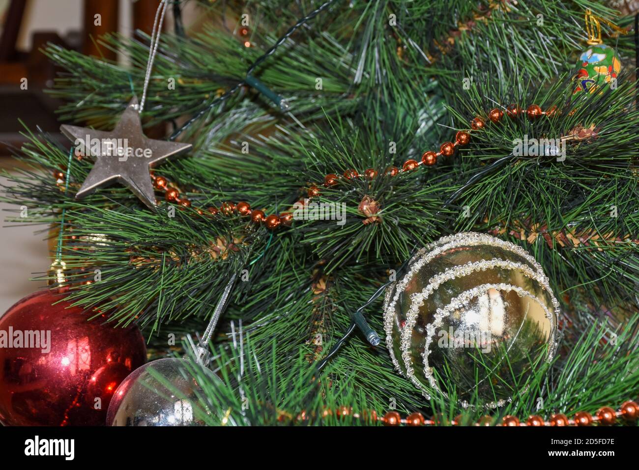 Weihnachtsbaum Ornament Goldkugel rechts für Urlaub Winter Themen. Stockfoto
