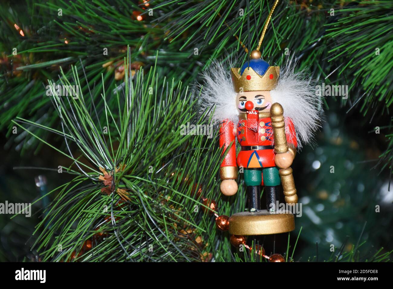 Weihnachtsbaum Ornament Schlagzeuger Junge auf rechts für Urlaub Winter Themen. Stockfoto