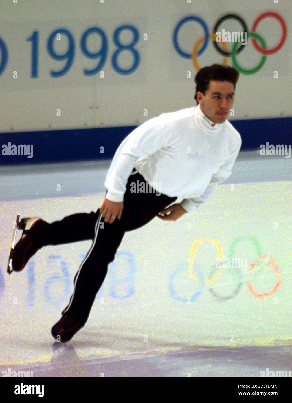 Der Kanadische Champion Elvis Stojko Gleitet Am Nagano Olympic Logo Vorbei Wahrend Er In Der White Ring Arena Vor Dem Letzten Eiskunstlauf Wettbewerb Der Manner In Nagano Im Februar 14 Praktiziert Elvis Beendete