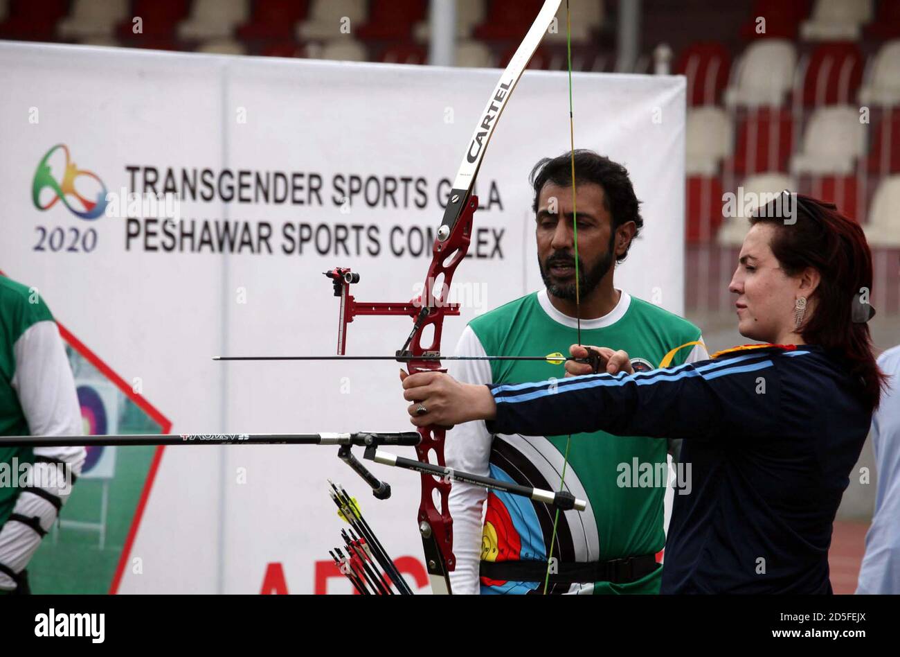 Karatschi, Pakistan. Oktober 2020. Transgender-Spieler nehmen an verschiedenen Wettbewerben während der Transgender Sports Gala Teil, die am Dienstag, 13. Oktober 2020, im Peshawar Sports Complex in Peshawar stattfindet. Kredit: Asianet-Pakistan/Alamy Live Nachrichten Stockfoto