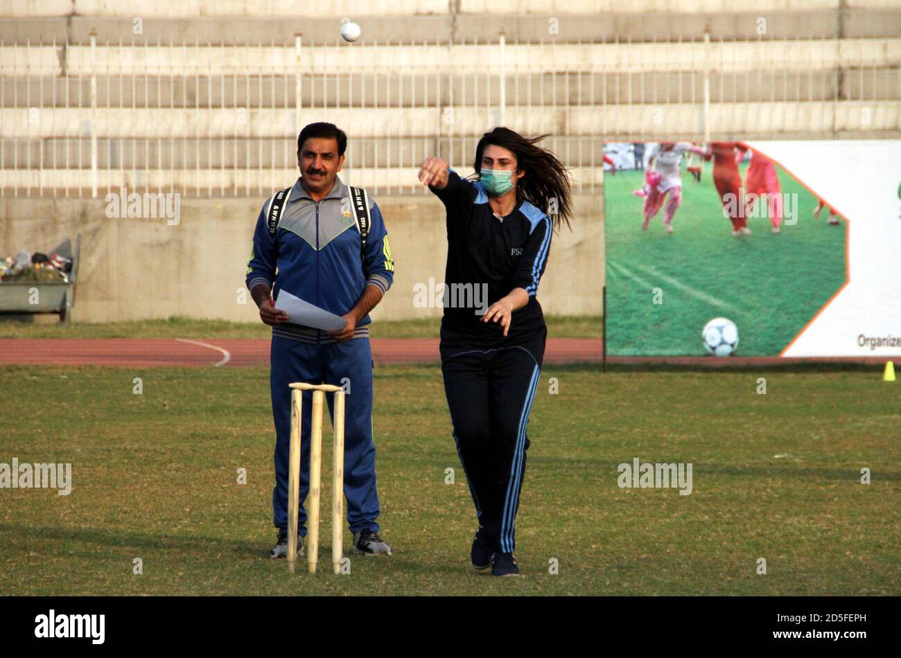 Karatschi, Pakistan. Oktober 2020. Transgender-Spieler nehmen an verschiedenen Wettbewerben während der Transgender Sports Gala Teil, die am Dienstag, 13. Oktober 2020, im Peshawar Sports Complex in Peshawar stattfindet. Kredit: Asianet-Pakistan/Alamy Live Nachrichten Stockfoto