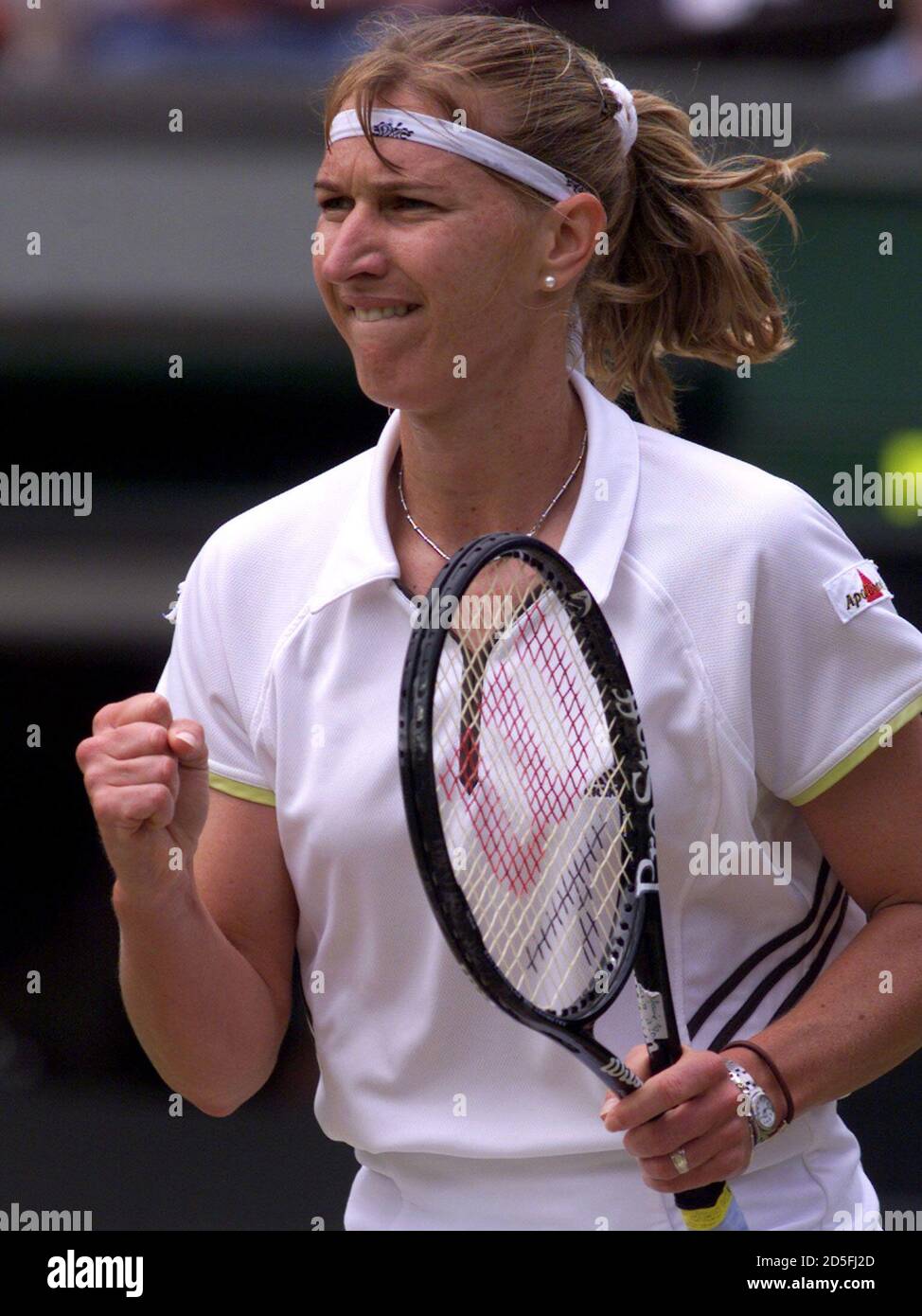 Die Deutsche Steffi Graf klatscht ihre Faust, nachdem sie in ihrem  Viertelfinalspiel gegen Venus Williams aus den USA bei den Wimbledon Tennis  Championships am 1. Juli einen Punkt gewonnen hat. Graf ist